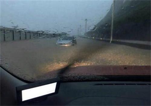 臺灣暴雨路面給水