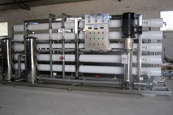怎樣降低水的導(dǎo)電率？珺浩水處理提供反滲透設(shè)備
