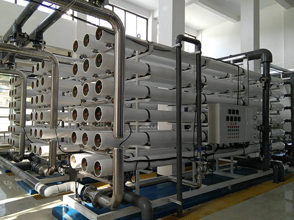 大型工業(yè)反滲透純水設(shè)備