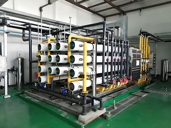 大型反滲透凈水設(shè)備：工業(yè)規(guī)模化凈水的穩(wěn)定支撐